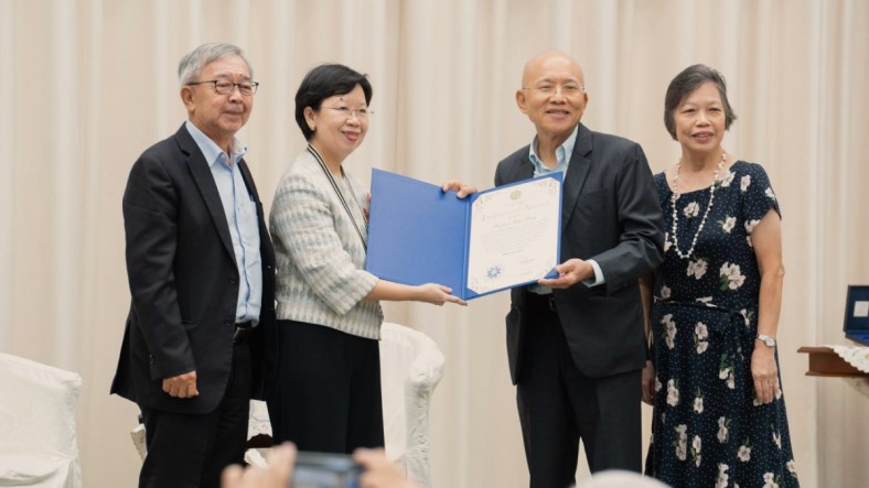 Prof Lily Kong being conferred with the Soka Gakkai Singapore Friendship Award. L-R: SGS Vice General Director, Mr Michael Yap, Prof Kong, SGS General Director, Mr Tay Eng Kiat, SGS Chairperson, Mdm Chan Mei Wah.