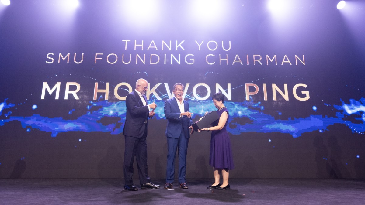 Mr Ho Kwon Ping (centre) receiving a gift of appreciation from Mr Piyush Gupta (left) and Prof Lily Kong (right).