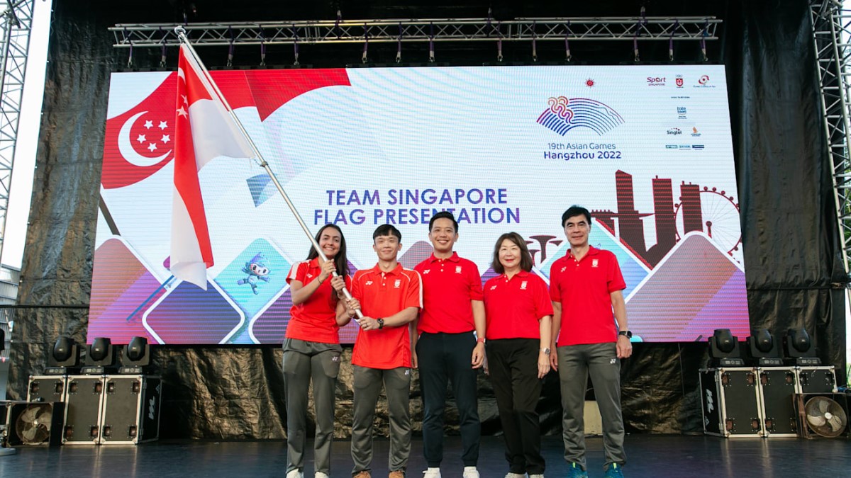 SMU undergraduate Jowen Lim (2nd from left) was a flagbearer and won Silver. (Photo: SNOC/Wee Teck Hian)