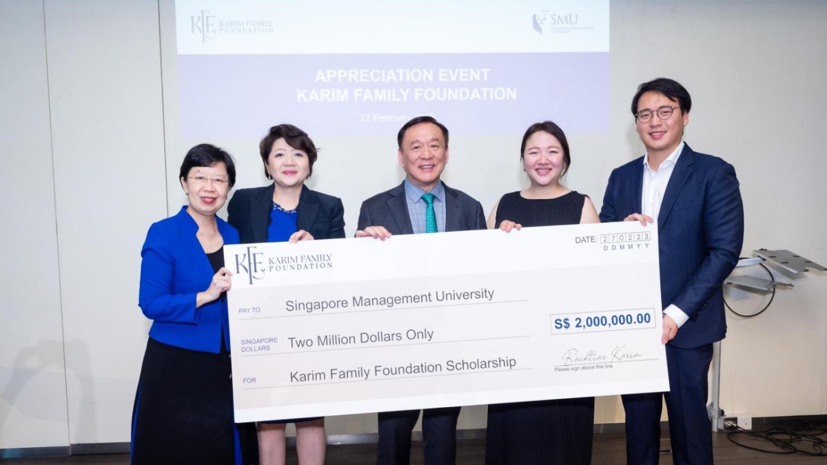 The Karim Family presented the cheque to SMU President Professor Lily Kong at the gift ceremony held at SMU. From left to right: Prof Lily Kong, Mdm Dewi Sukwanto, Mr Bachtiar Karim, Ms Cindy Karim and Mr Chayadi Karim.