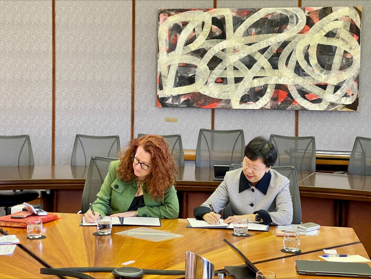 SMU President Professor Lily Kong visited the Australian National University (ANU) on 11 October 2024 and signed an MOU with ANU Vice-Chancellor Professor Genevieve Bell to usher in a new chapter of closer ties and deeper collaboration between two leading city universities in the Asia-Pacific.