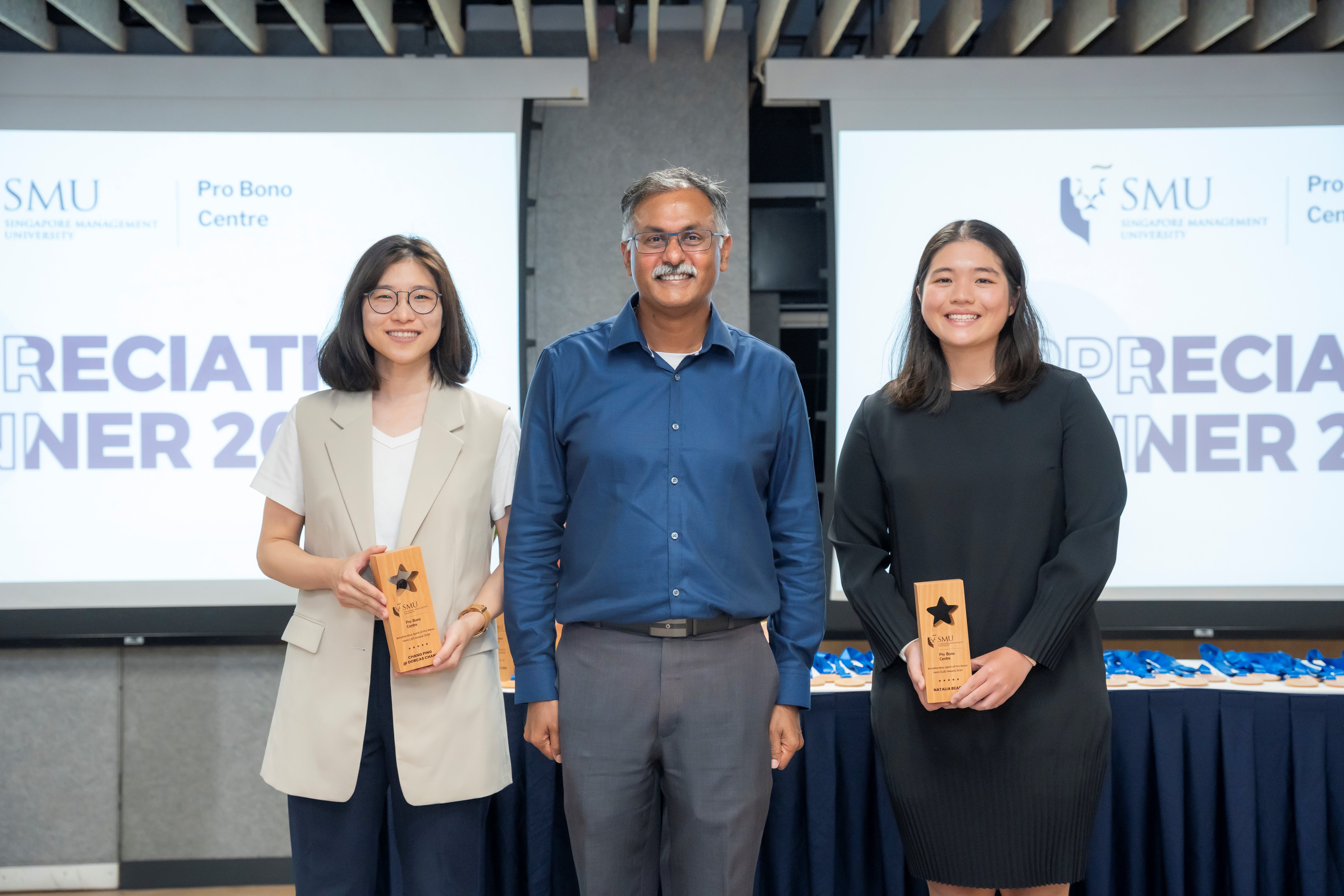 Guest-of-Honour Mr Murali Pillai SC (centre) with Natalia Beadle (LLB, Class of 2024) and Dorcas Chang (JD, Class of 2024), the winners of the LLB and JD categories of the Amellia Moo Spirit of Pro Bono Hero Awards.