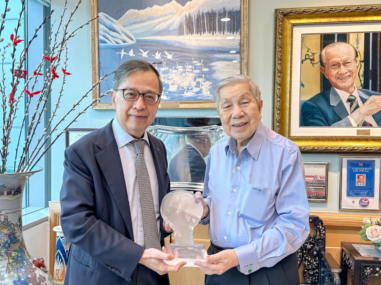 Prof Alan Chan (left), SMU Provost and Dr Tan Choon Kim, Chairman, Kwan Im Thong Hood Cho Temple [Right]