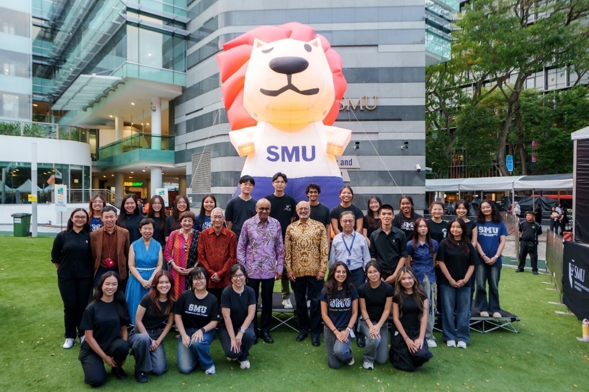 On Campus Green, SMU Patron President Tharman Shanmugaratnam (middle row, left of centre), with SMU’s senior leadership and Patron’s Day student’s organising team.