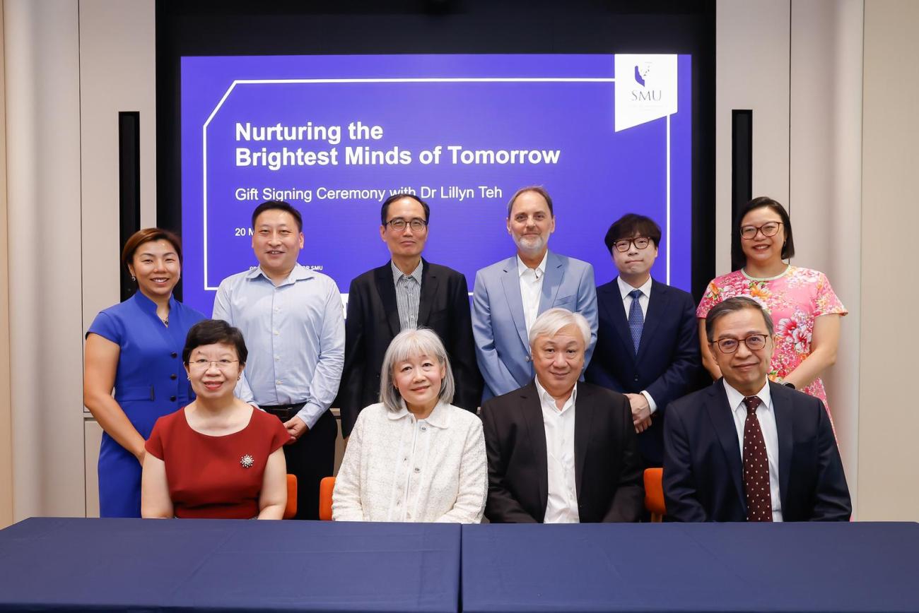 Dr Lillyn Teh and her husband, Dr Foo Suan Tong (seated, middle), with Professor Lily Kong (seated, left) and Professor Alan Chan (seated, right), during the gift appreciation ceremony in March 2026. They are joined by members of the SMU faculty and team.