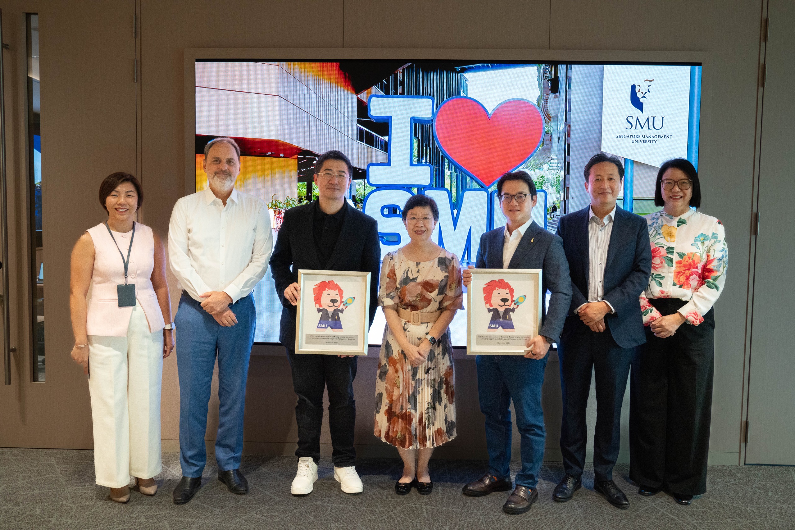 Jeff Tung (third from left) and Benjamin Twoon (third from right), receiving their token of appreciation together with members of SMU Faculty and team, and Professor Lily Kong (centre)