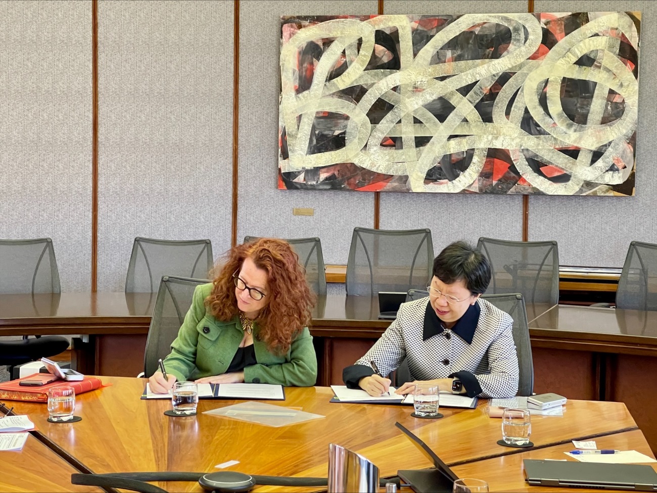 SMU President Professor Lily Kong and Australian National University Vice-Chancellor Professor Genevieve Bell signing the MOU.