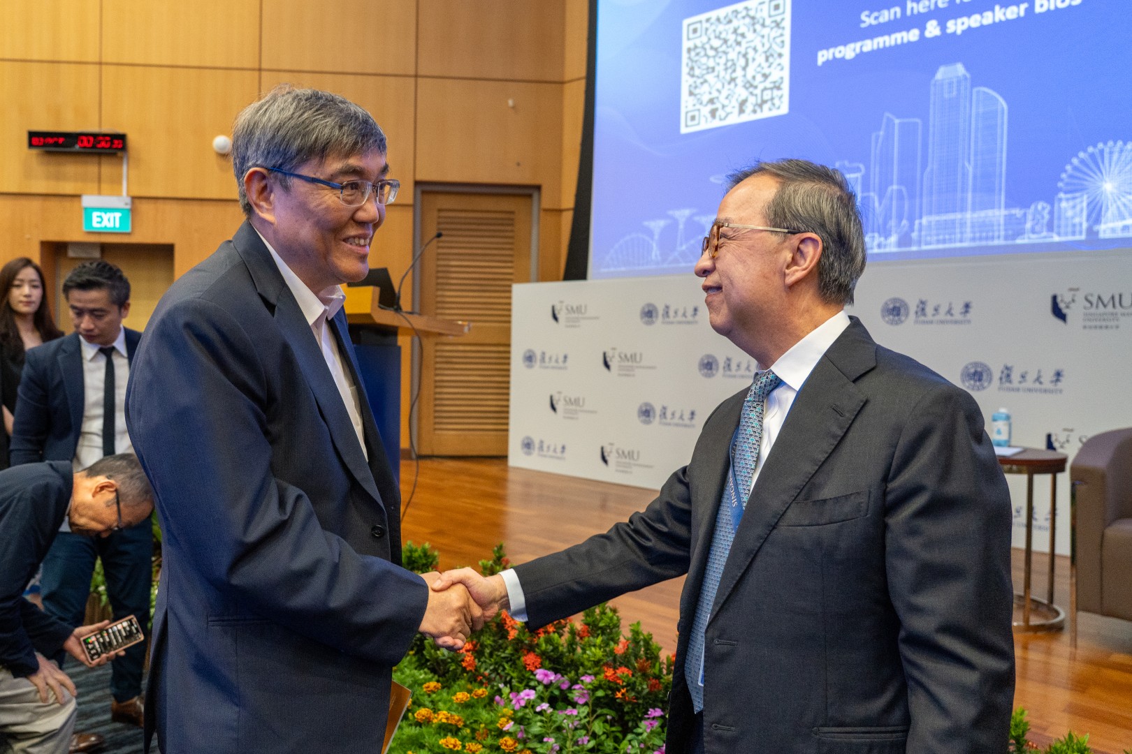 Prof Zhu Lei of Fudan University and Prof Alan Chan of SMU.
