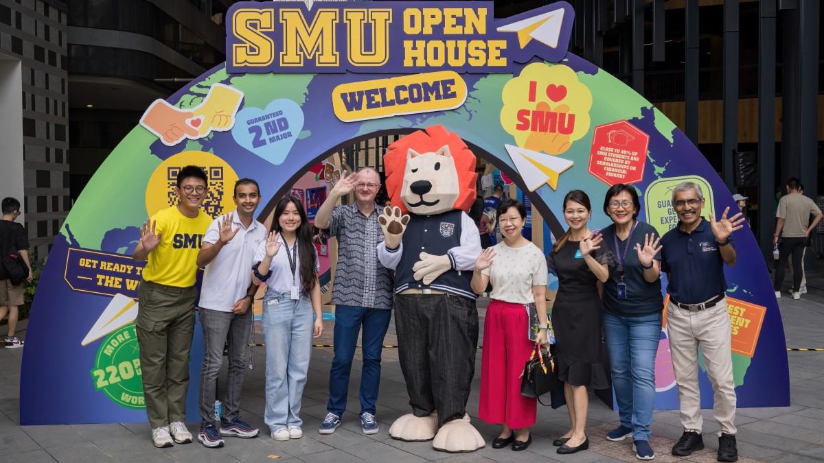 SMU President Prof Lily Kong (4th from L) and SMU Provost Prof Timothy Clark (4th from R) with SMOO (centre), senior faculty and staff, and student leaders at SMU Open House 2024.
