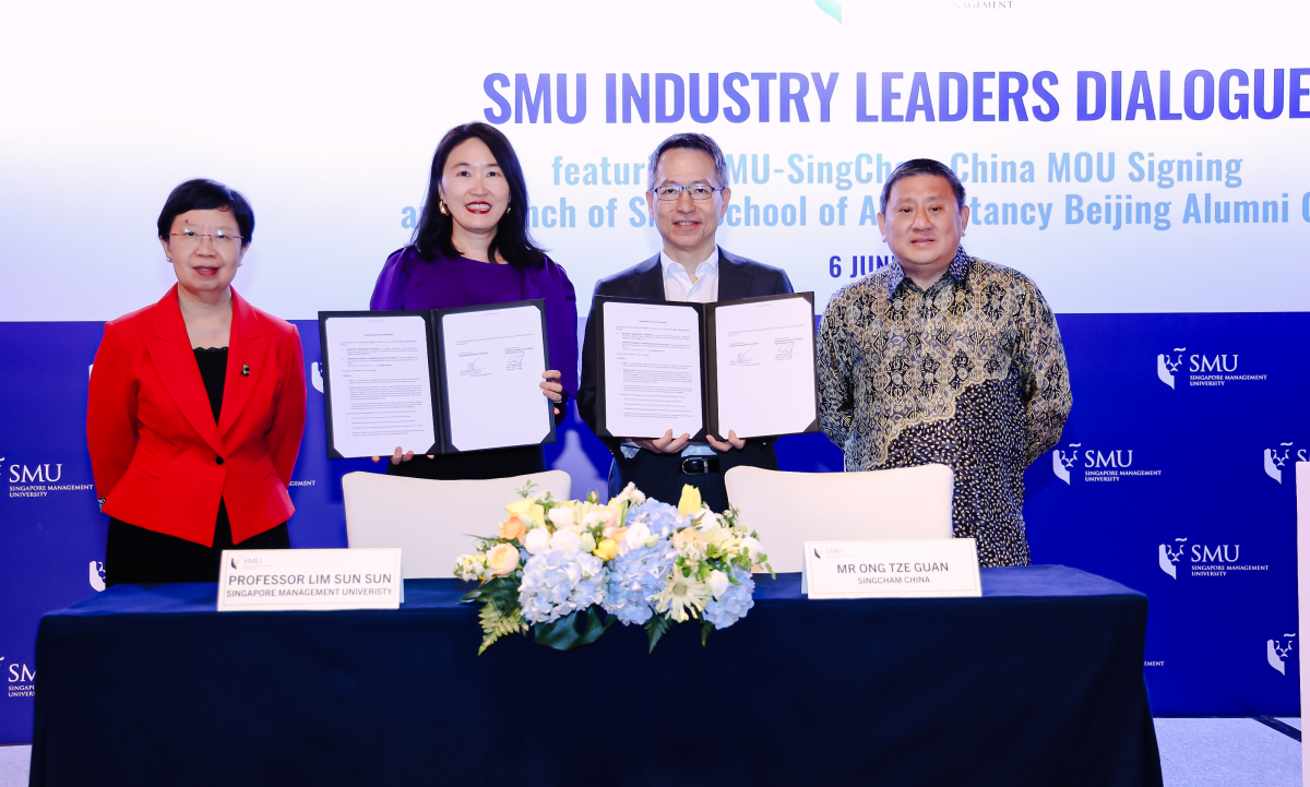 (L-R) SMU Prof Lily Kong, SMU Prof Lim Sun Sun, SingCham China's Mr Ong Tze Guan, and His Excellency Peter Tan at the signing of the MOU.