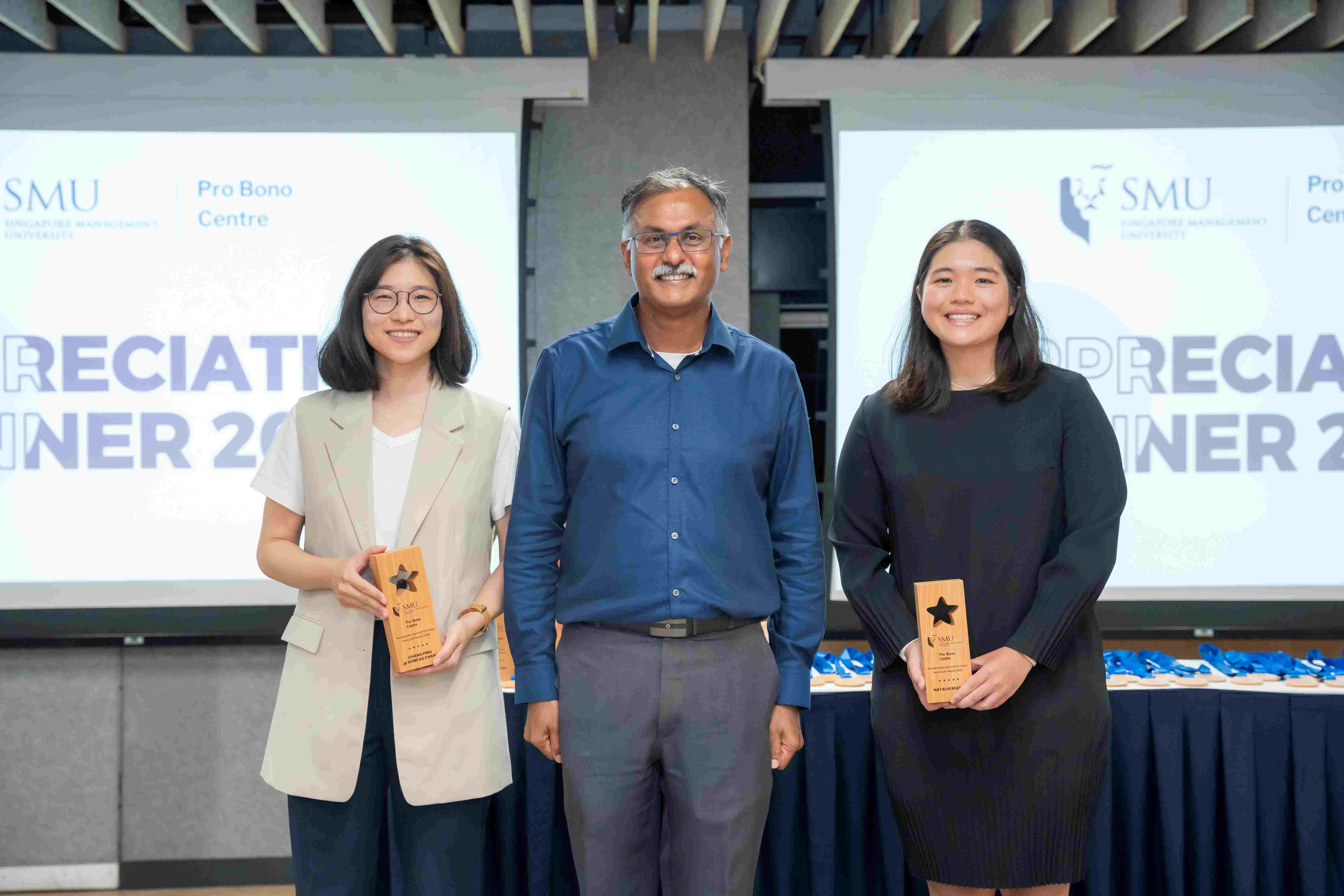 Guest-of-Honour Mr Murali Pillai SC (centre) with Natalia Beadle (LLB, Class of 2024) and Dorcas Chang (JD, Class of 2024), the winners of the LLB and JD categories of the Amellia Moo Spirit of Pro Bono Hero Awards.