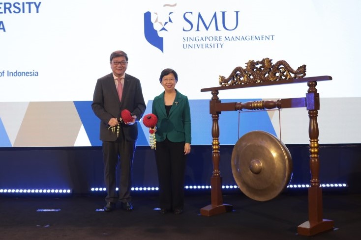 Ambassador of Singapore to Indonesia, His Excellency Kwok Fook Seng and SMU President Prof Lily Kong, then marked this significant milestone with a traditional Indonesian gong ceremony at Grand Hyatt Jakarta on 6 December 2022.