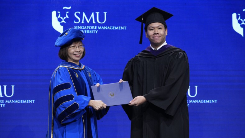Adel Zaid Hamzah (right) receiving his degree from Professor Lee Pey Woan Dean, SMU Yong Pung How School of Law.