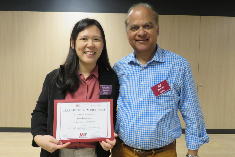 Dr Amanda Aw Yong, a PhD graduate from SMU, won the Best Paper Award.