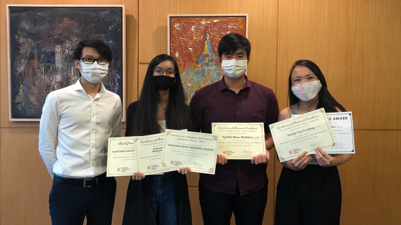 From L-R: School of Social Sciences’ Assistant Prof of Psychology Andree Hartanto and his students Nadyanna Binte Mohamed Majeed, Ng Hok Shan, Matthew and Verity Lua Yu Qing posing proudly with their Award.