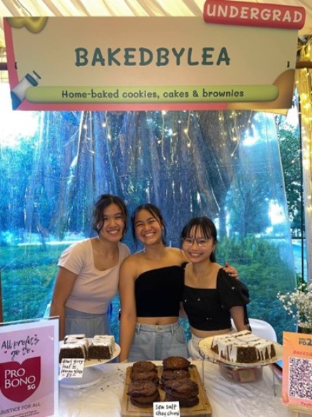 Undergraduate Lea Yeo (centre) sold homemade brownies and cakes at the SMU Makers’ Market.