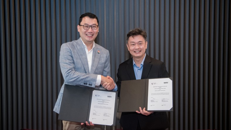 Mr Jack Lim (L) and Dr Jeffery Tan at the signing ceremony.