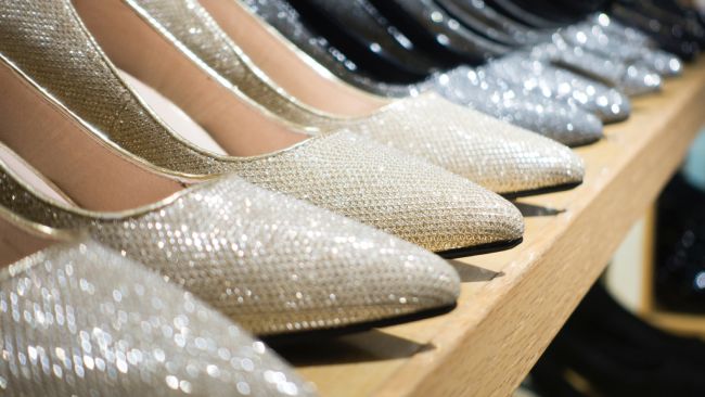 Showrooming and competing effects in shoe retailing