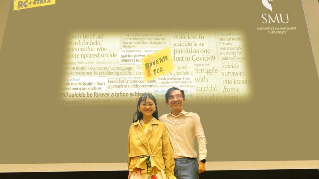 SMU undergraduate Ho Min Han (right), who won in the Long Presentation category at the Early Career Statisticians and Students Conference with Ms Rosie Ching, Principal Lecturer of Statistics from SMU School of Economics at Project Save.Me.Too.