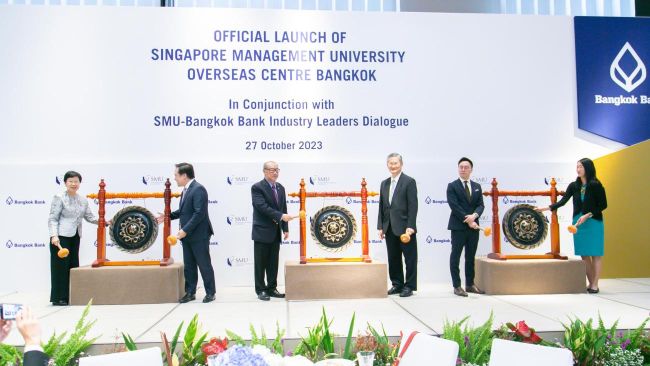 Striking the gong to launch the SMU Overseas Centre Bangkok on 27 October 2023.