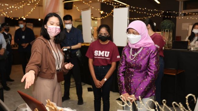 ingapore President and SMU Patron Madam Halimah Yacob (right) at SMU Patron&#039;s Day 2022.