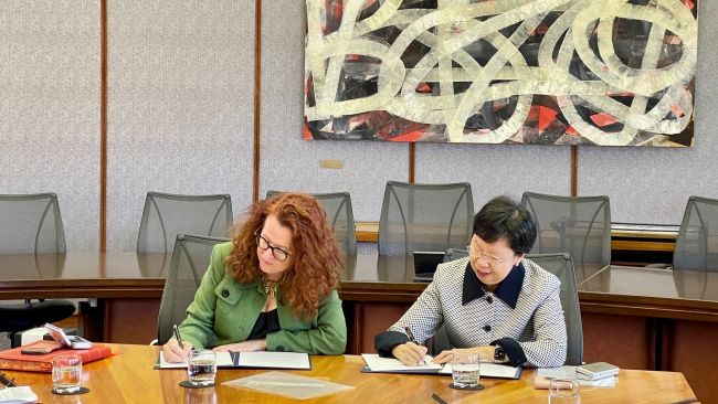 SMU President Professor Lily Kong and Australian National University Vice-Chancellor Professor Genevieve Bell signing the MOU.