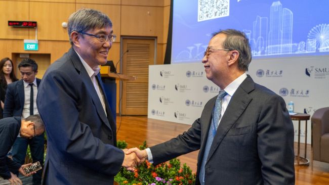 Prof Zhu Lei of Fudan University and Prof Alan Chan of SMU.