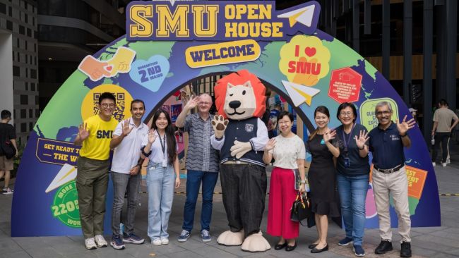 SMU President Prof Lily Kong (4th from L) and SMU Provost Prof Timothy Clark (4th from R) with SMOO (centre), senior faculty and staff, and student leaders at SMU Open House 2024.