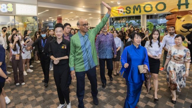 President Tharman Shanmugaratnam (front, centre) visiting SMU with his spouse, Ms Jane Ittogi (front, right), on SMU’s Patron’s Day 2024.