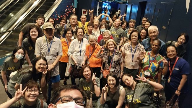 Staff from SMU’s Office of the Registrar with seniors from the Thye Hua Kwan Active Ageing Centre (Bukit Merah View) on an excursion to the S.E.A. Aquarium.