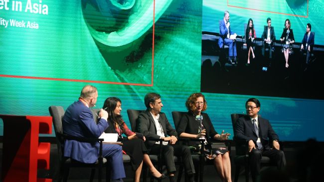 SMU Singapore Green Finance Centre Director Ms Nikki Kemp (2nd from right).