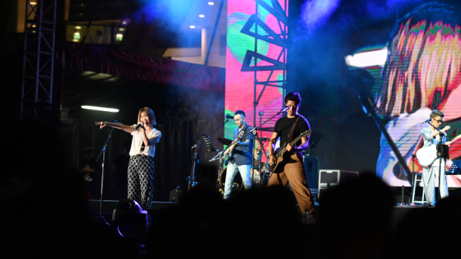 Headlining the stage performances were Singaporean singer-songwriters Linying and Benjamin Kheng, who performed the song “High School Never Ends” by Bowling for Soup.