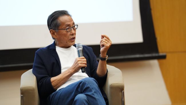 Banyan Tree Holdings founder Ho Kwon Ping speaking at the launch of a new book about him at SMU on 21 May 2024.. 