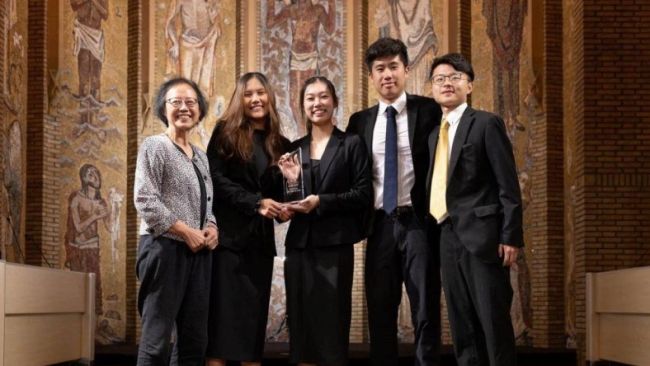 SMU&#039;s Team Cognitare, comprising (L-R) Wong Qixuan, Megan Teo, Matthew Chan and Li Mingyang, together with faculty advisor Dr Ma Kheng Min.