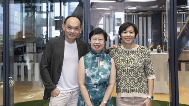 Donors Jay and Marilyn Ng with Professor Lily Kong, SMU President (centre), at the Jay & Marilyn Ng Greenhouse: Hub for Innovation and Entrepreneurship — newly named in their honour. Donors Jay and Marilyn Ng with Professor Lily Kong, SMU President (centre), at the Jay & Marilyn Ng Greenhouse: Hub for Innovation and Entrepreneurship — newly named in their honour.