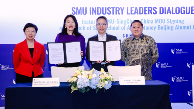 (L-R) SMU Prof Lily Kong, SMU Prof Lim Sun Sun, SingCham China's Mr Ong Tze Guan, and His Excellency Peter Tan at the signing of the MOU.