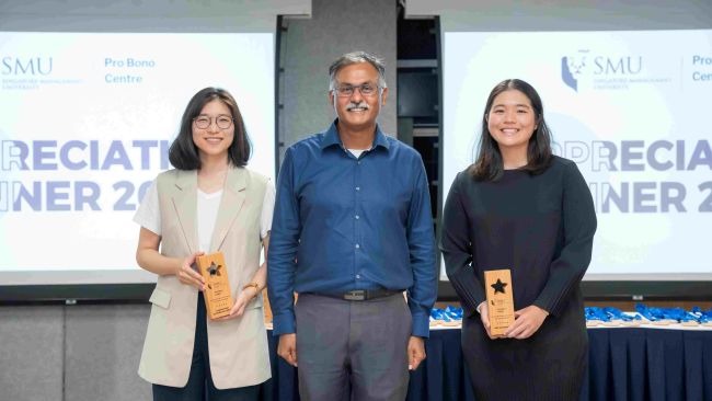 Guest-of-Honour Mr Murali Pillai SC (centre) with Natalia Beadle (LLB, Class of 2024) and Dorcas Chang (JD, Class of 2024), the winners of the LLB and JD categories of the Amellia Moo Spirit of Pro Bono Hero Awards.