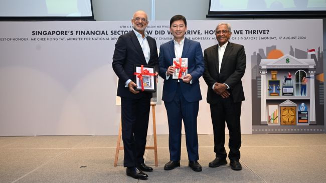 (L-R) SMU Chairman Mr Piyush Gupta, Minister for National Development Mr Chee Hong Tat, and  Director of the Institute of Policy Studies Mr Janadas Devan.