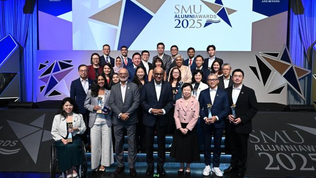 President Tharman Shanmugaratnam (front row, centre) with SMU leaders and recipients of the inaugural SMU Alumni Awards,