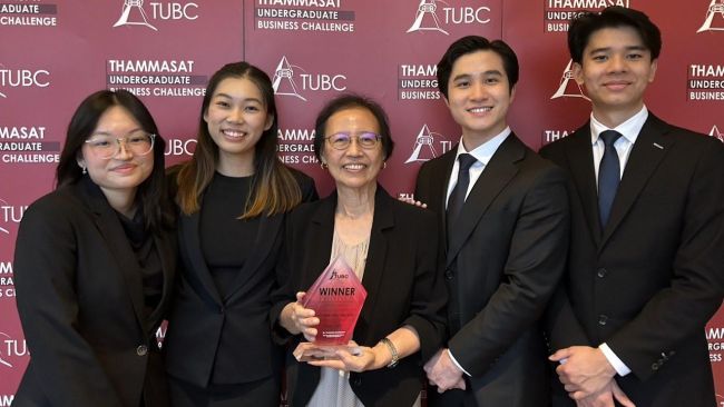 (L–R) Veronica Wong, Megan Teo, Yew Jing Zheng and Ng Ding Xian, with Dr Ma Kheng Min (centre).