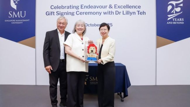 Professor Lily Kong presenting a token of appreciation to Dr Lillyn Teh during the Gift Signing Ceremony. They are pictured here with Dr Teh’s husband, Dr Foo Suan Tong.