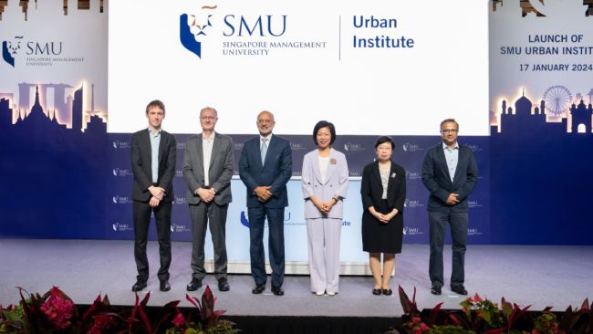 (L–R) Assoc Prof Orlando Woods, Director of SMU Urban Institute; Prof Timothy Clark, Provost of SMU; Mr Piyush Gupta, SMU Chairman; Ms Sim Ann, Senior Minister of State for Foreign Affairs and National Development; Prof Lily Kong, President of SMU; Prof Archan Misra, Vice Provost (Research) of SMU.