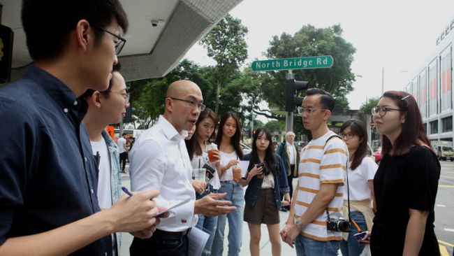 Assistant Professor Aiden Wong leading SMU students on a tour of Singapore’s Chinatown as part of Singapore Studies, a required element in the core curriculum