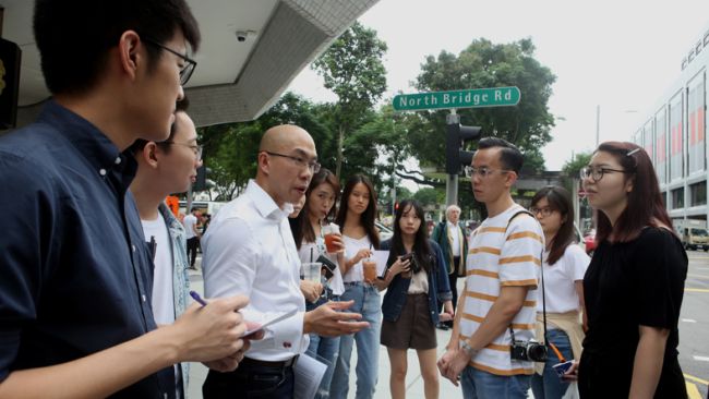 Assistant Professor Aiden Wong leading SMU students on a tour of Singapore’s Chinatown as part of Singapore Studies, a required element in the core curriculum Assistant Professor Aiden Wong leading SMU students on a tour of Singapore’s Chinatown as part of Singapore Studies, a required element in the core curriculum