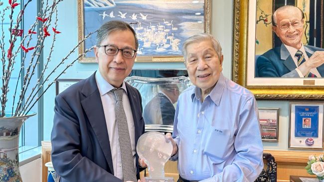 Prof Alan Chan (left), SMU Provost and Dr Tan Choon Kim, Chairman, Kwan Im Thong Hood Cho Temple [Right]