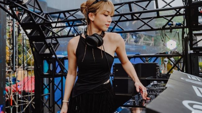 SMU business alumna Ashley Ler, known professionally as Kiara.